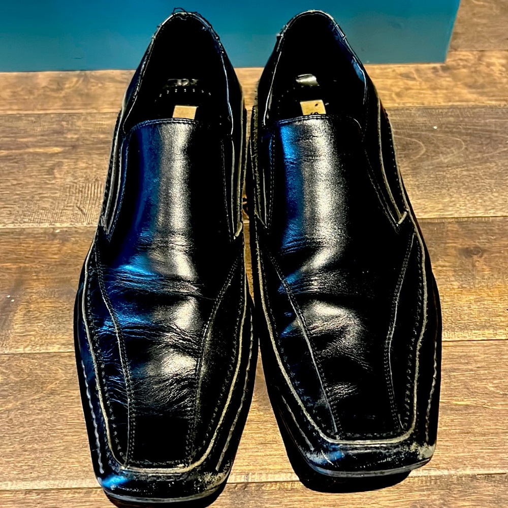 Men’s dress shoes. Ok condition. See pics for details